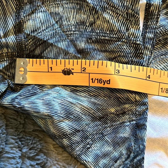 Lululemon Speed Up Shorts - Picture 7 of 7